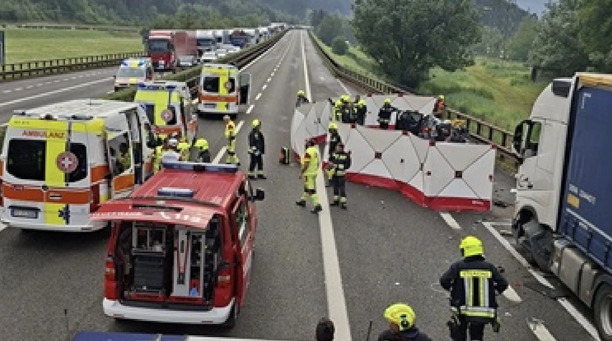 Intervento dei soccorsi dopo l'incidente sull'Autostrada del Brennero