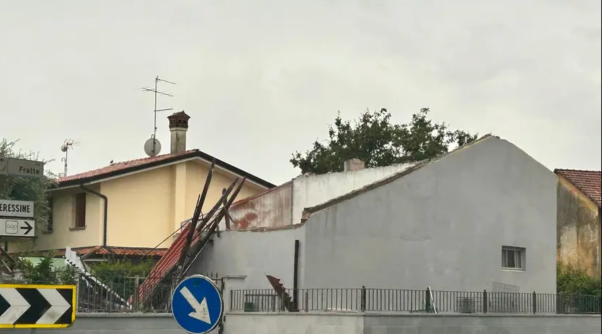 tromba d8217aria in italia tetto scoperchiato e alberi spezzati da Tvzap.it tromba d8217aria in italia tetto scoperchiato e alberi spezzati