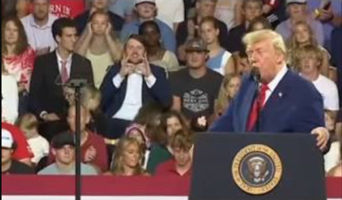 trump shock alle sue spalle durante il comizio il video diventa virale da Tvzap.it trump shock alle sue spalle durante il comizio il video diventa virale
