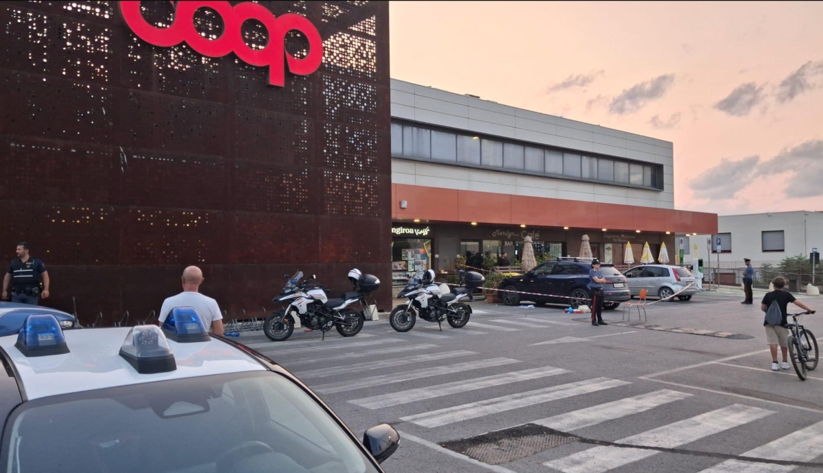 paura davanti alla coop tenta di accoltellare i vigili agente spara per difendersi da Tvzap.it paura davanti alla coop tenta di accoltellare i vigili agente spara per difendersi