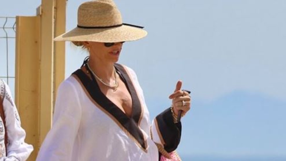 quarto figlio in arrivo spiaggia e allenamento col pancione il volto della tv non si ferma da Tvzap.it quarto figlio in arrivo spiaggia e allenamento col pancione il volto della tv non si ferma