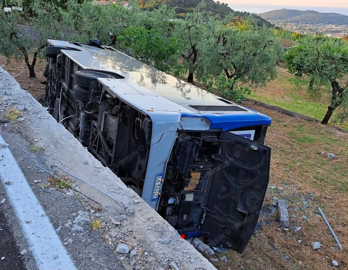 Autobus urbano uscito di strada tra Maranola e Castellonorato