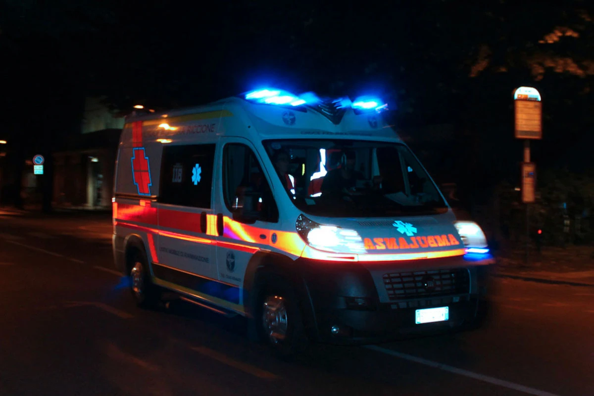 Ambulanza in intervento notturno durante un'emergenza