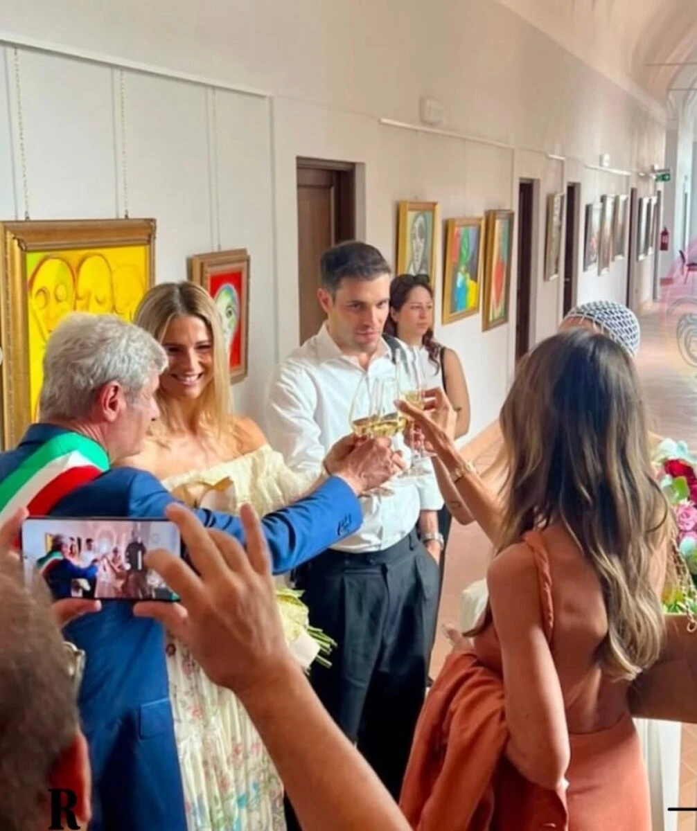 Dettaglio del look minimal di Aurora Ramazzotti per il matrimonio civile