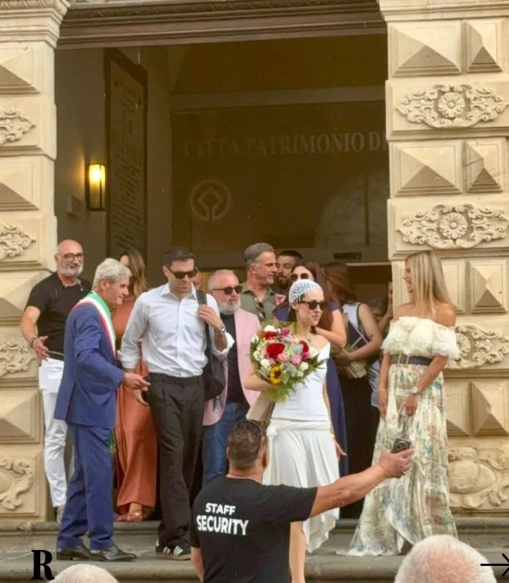 Aurora Ramazzotti e Goffredo Cerza all’uscita della cerimonia civile a Militello