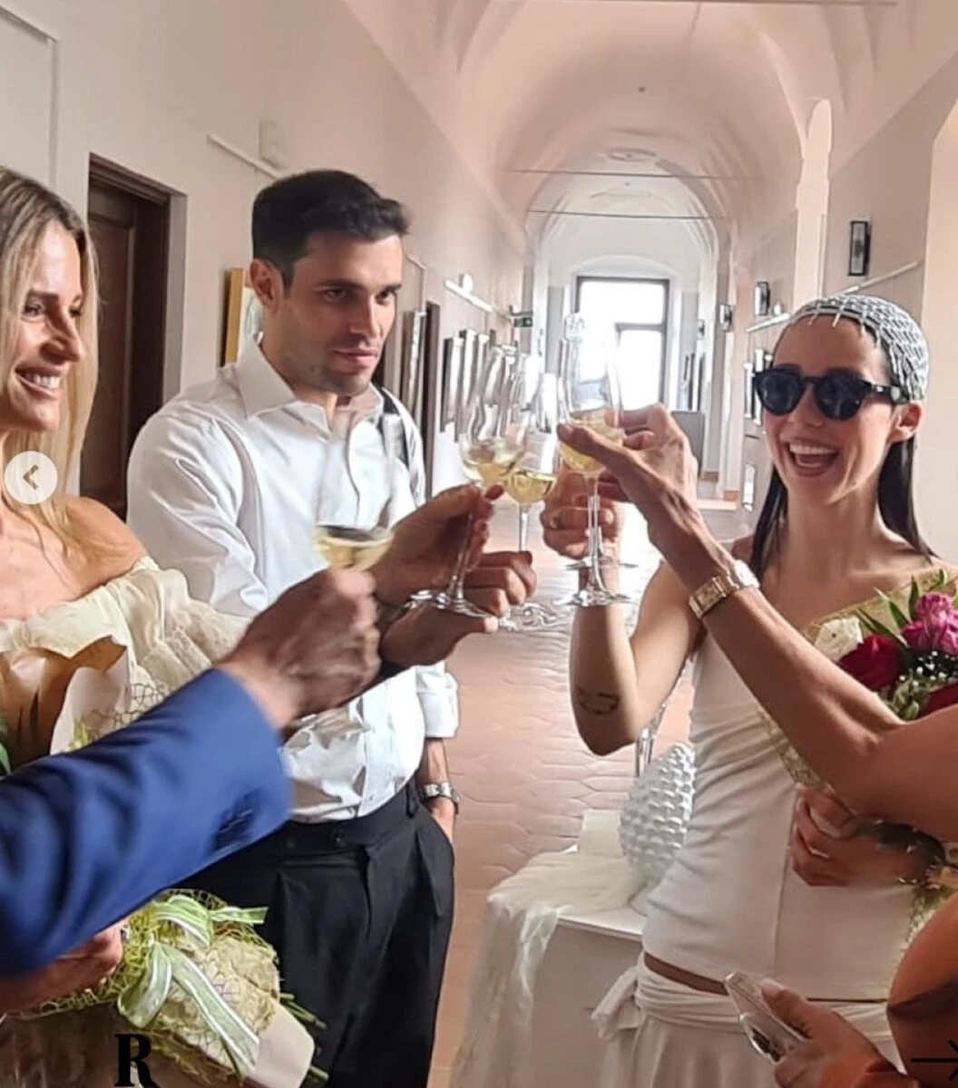 Aurora Ramazzotti con cuffietta traforata e outfit bianco durante le nozze civili