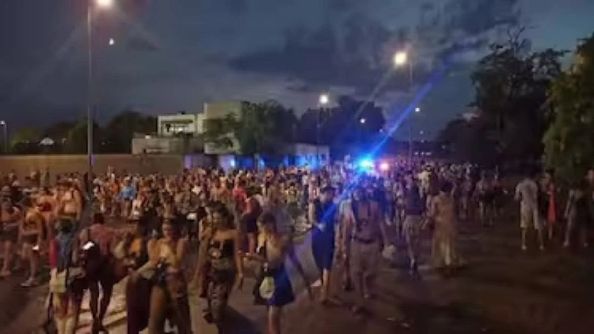 Pubblico durante un concerto sotto una violenta grandinata