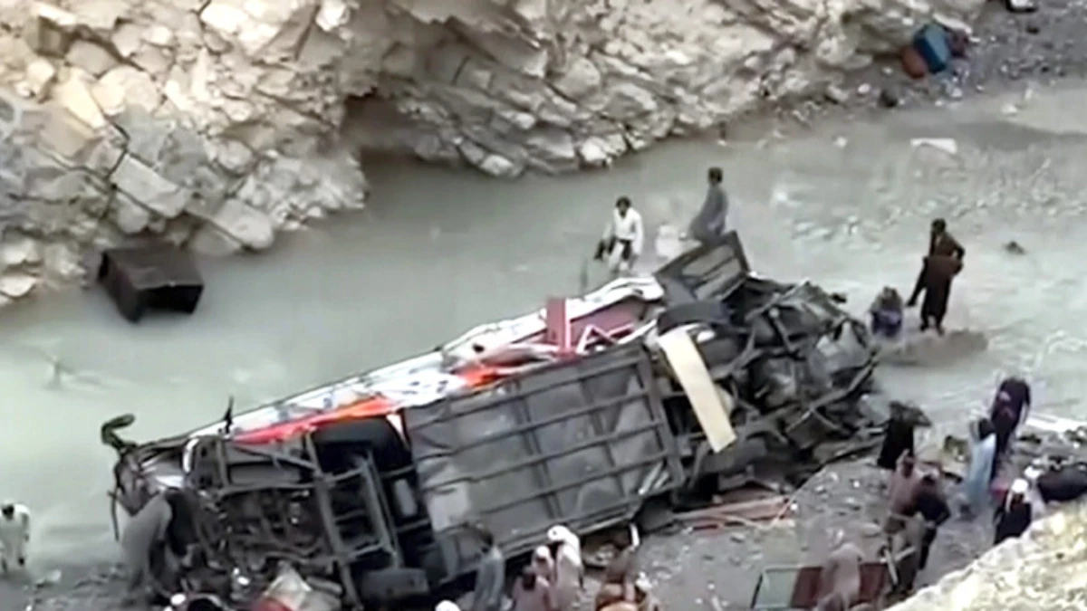 bus finisce in un burrone decine di morti e feriti strage devastante da Tvzap.it bus finisce in un burrone decine di morti e feriti strage devastante