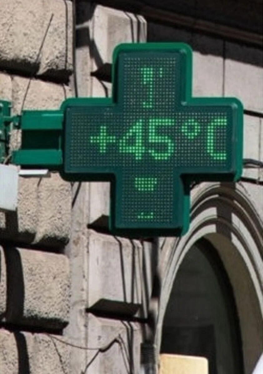 Persona sotto il sole durante un'ondata di caldo estremo