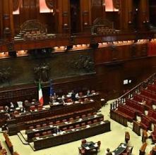 Paura alla Camera, computer di un giornalista prende fuoco in sala stampa: scatta l'allarme anti-incendio
