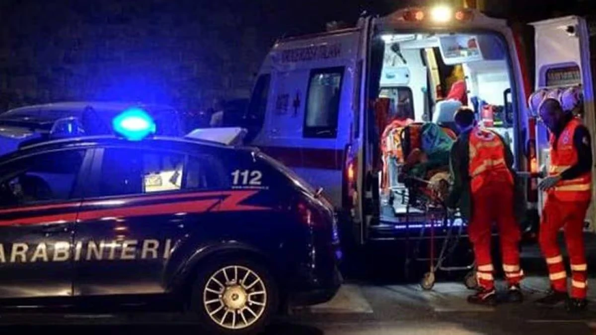 Mezzi di soccorso e forze dell'ordine durante un intervento notturno