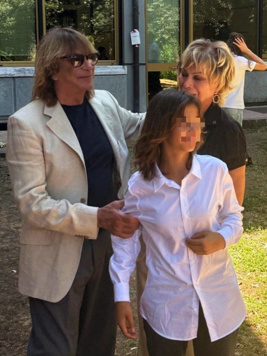 Carmen Russo ed Enzo Paolo Turchi con la figlia Maria dopo l'esame