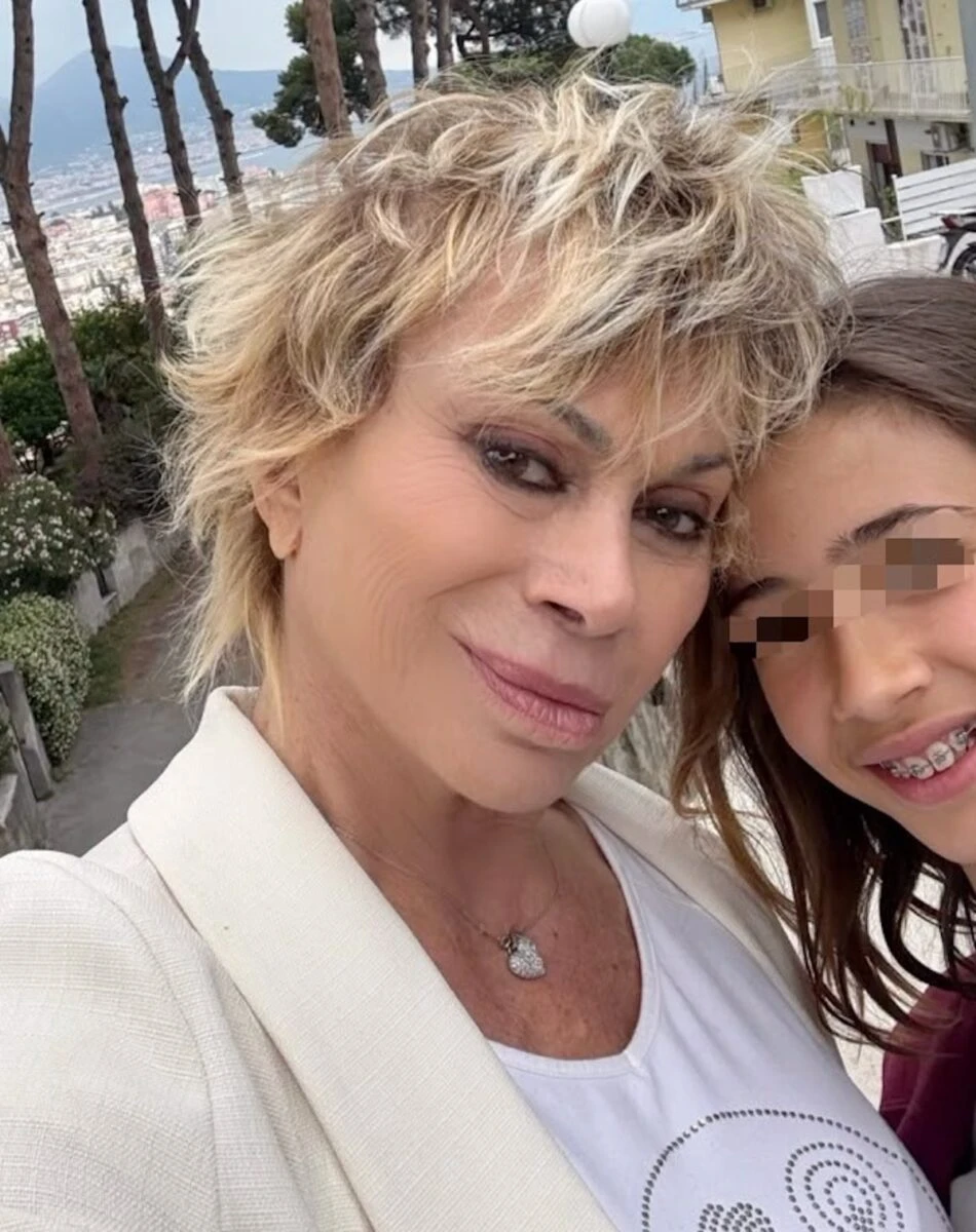 Carmen Russo con la figlia Maria durante la giornata dell'esame di terza media