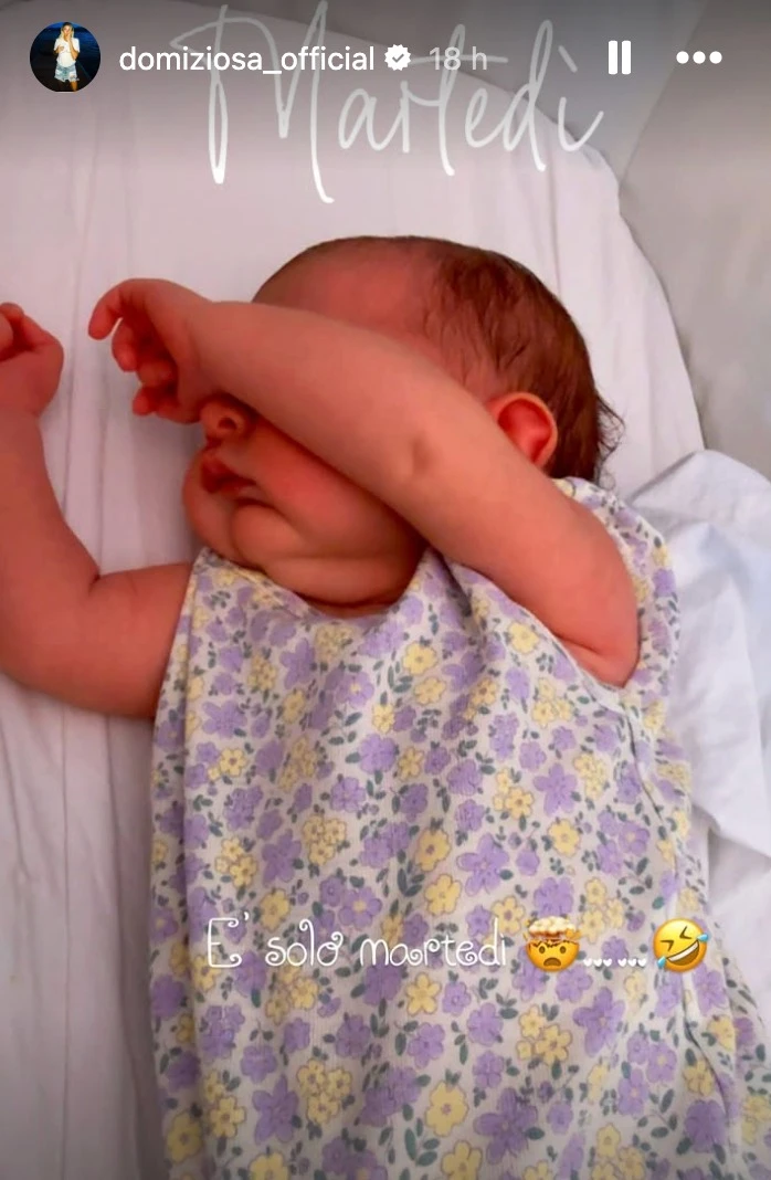 Le mani dei genitori che stringono la mano della neonata Dalila in uno scatto condiviso sui social