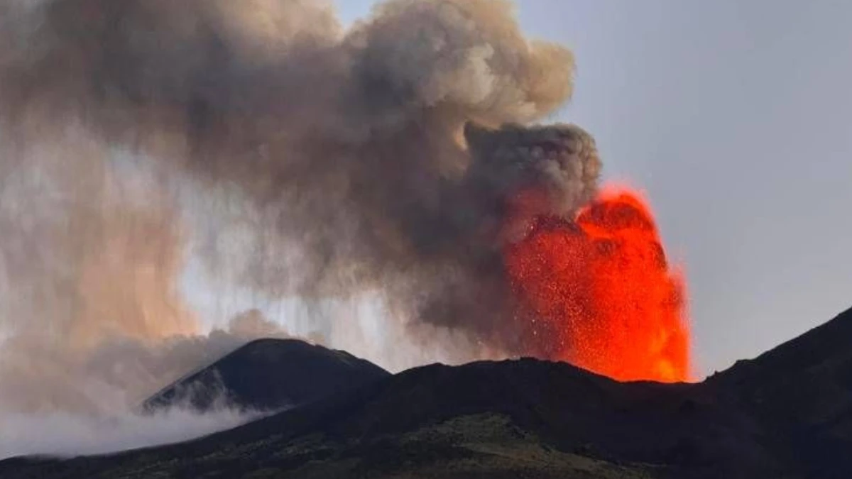 Eruzione dell’Etna con emissione di cenere