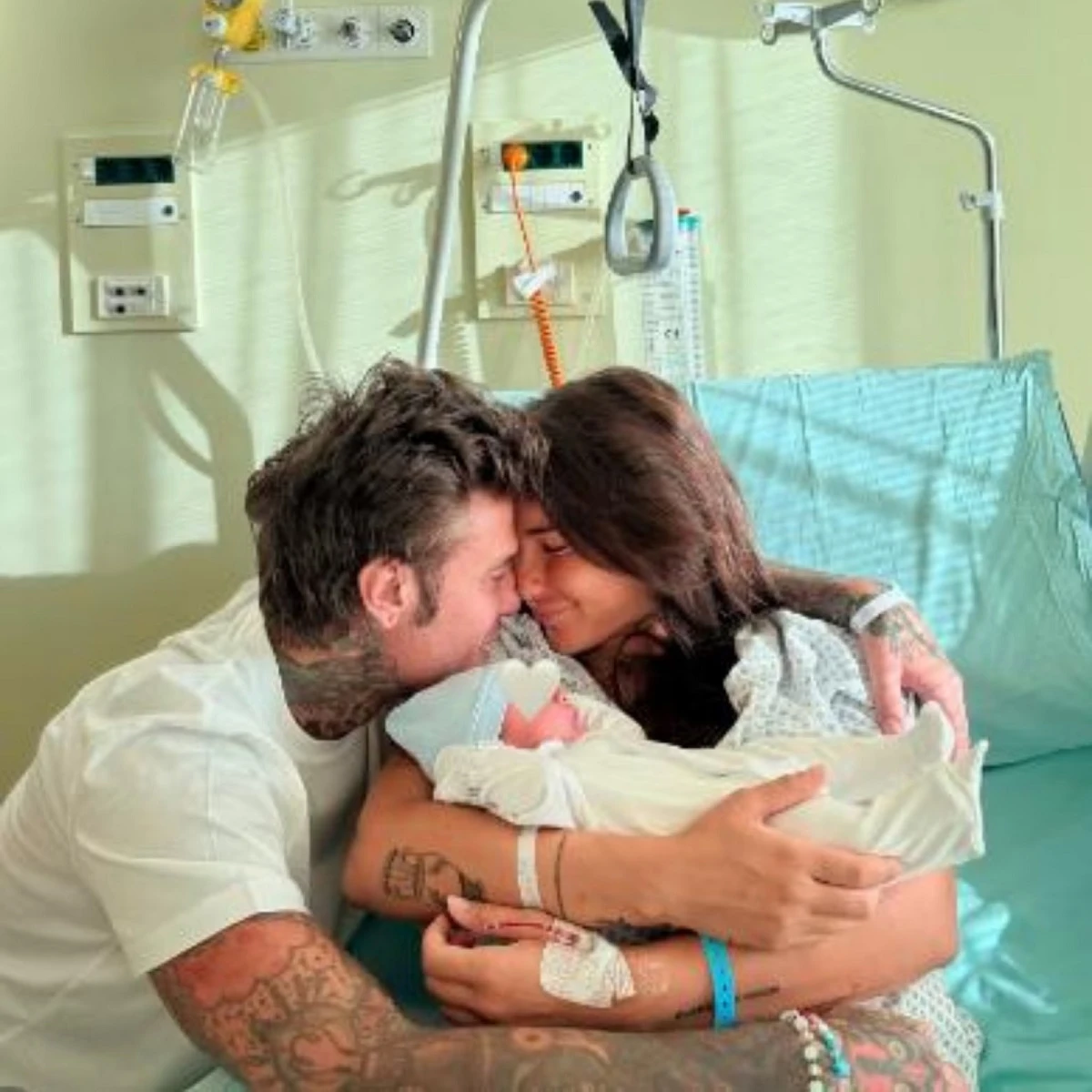 Fedez con uno dei suoi figli