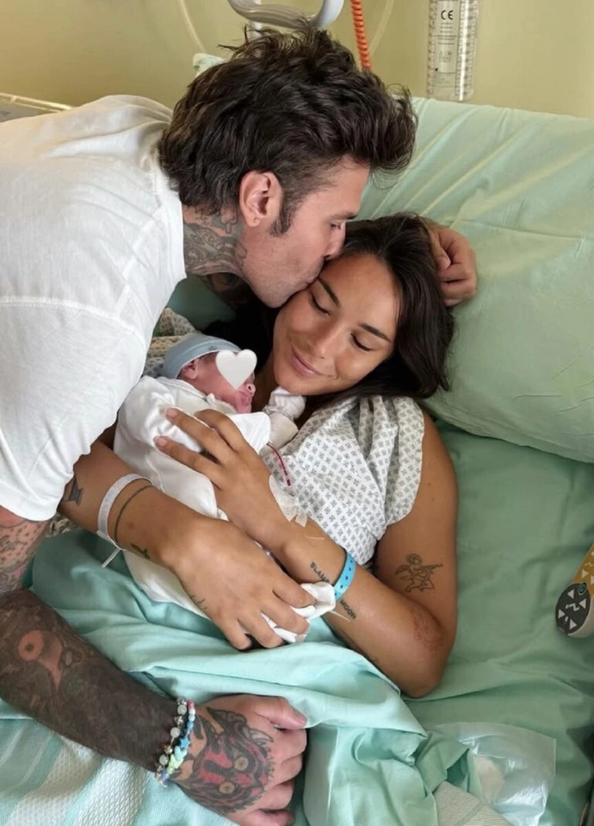 Fedez in una foto diffusa dopo la nascita del figlio Edoardo Lupo Lucia