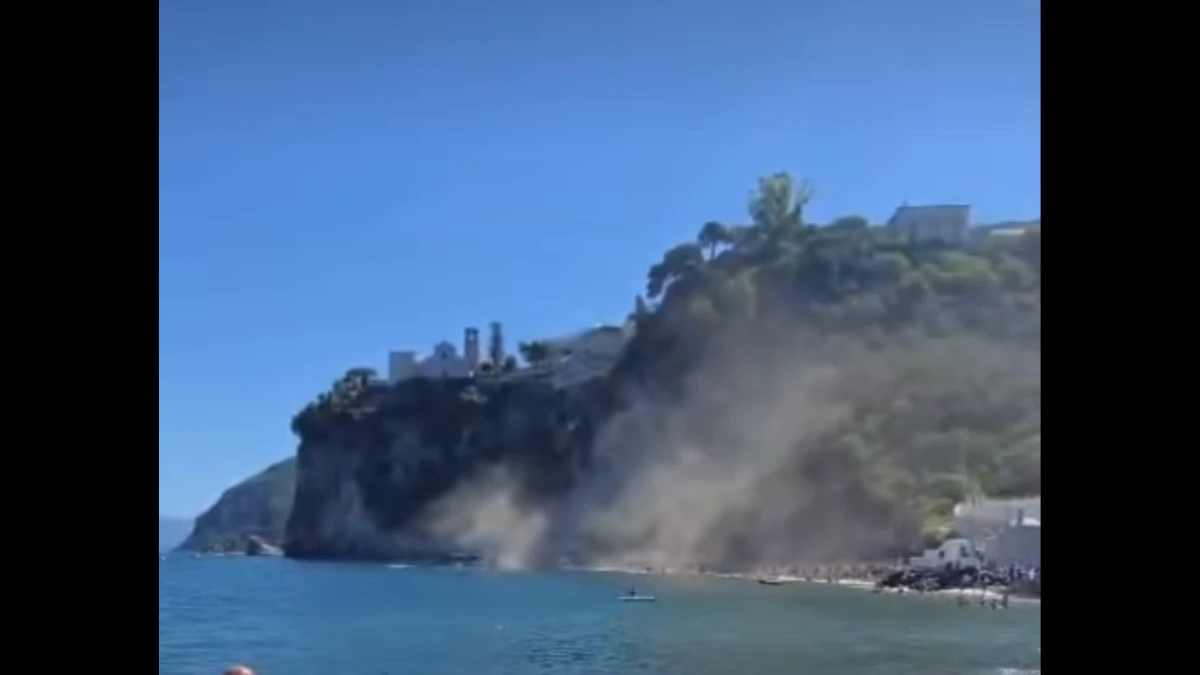 costone frana sulla spiaggia piena di bagnanti panico in italia da Tvzap.it costone frana sulla spiaggia piena di bagnanti panico in italia