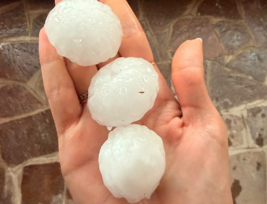 Chicchi di grandine dopo il temporale in provincia di Rovigo