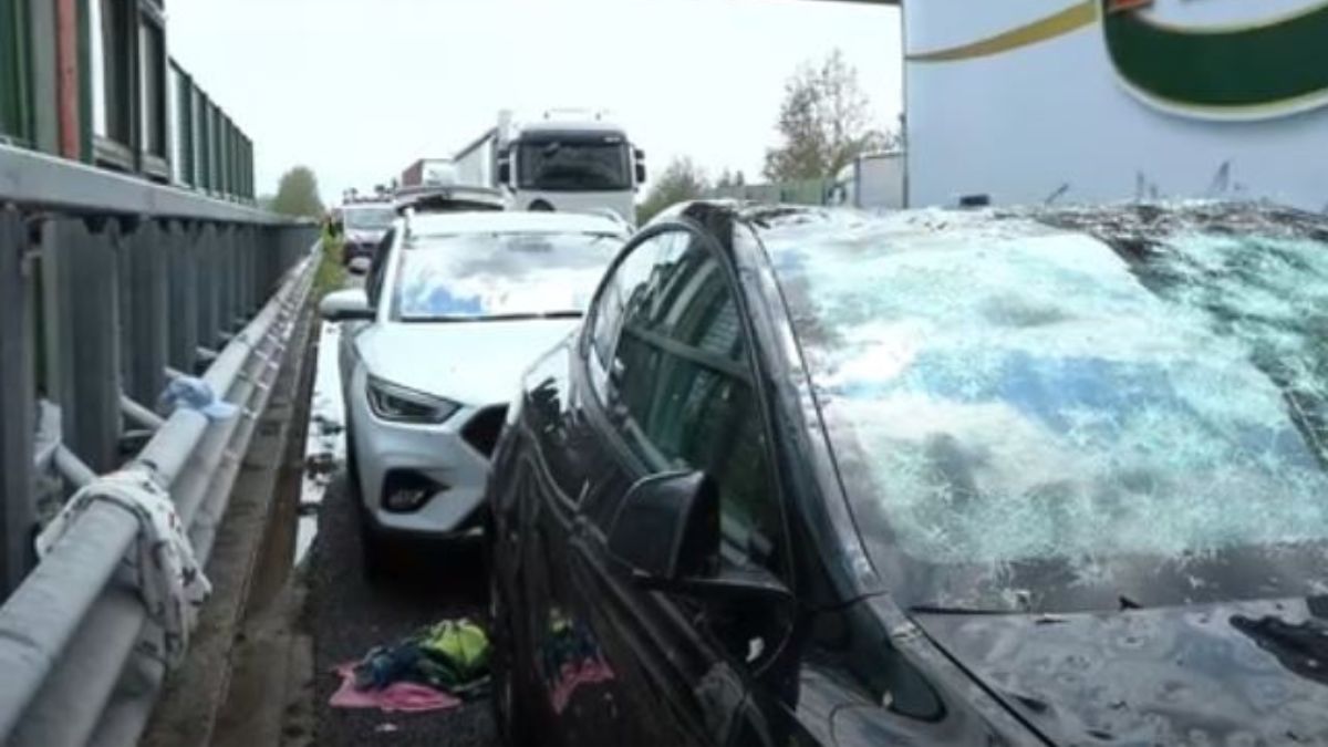 grandine come sassi paura in autostrada un ferito e auto devastate da Tvzap.it grandine come sassi paura in autostrada un ferito e auto devastate
