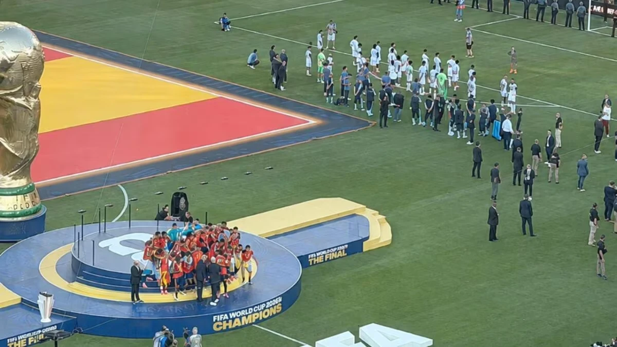 ma che fanno8230 argentina gesto shock mentre la spagna alza la coppa pochi se ne sono accorti da Tvzap.it ma che fanno8230 argentina gesto shock mentre la spagna alza la coppa pochi se ne sono accorti