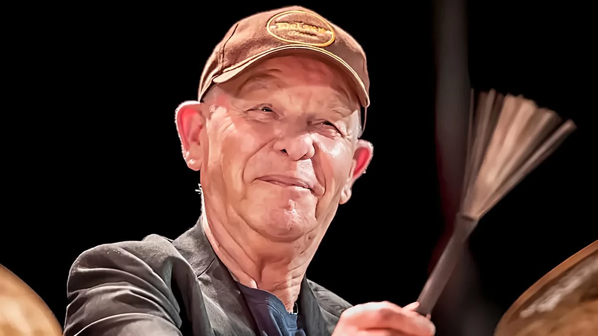 Gianni Cazzola durante un'esibizione musicale