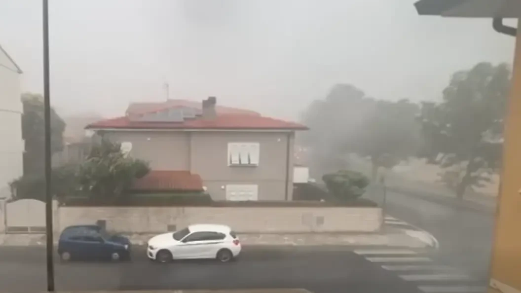 maltempo in italia violenta bufera poco fa vento fortissimo e grandinate da Tvzap.it maltempo in italia violenta bufera poco fa vento fortissimo e grandinate