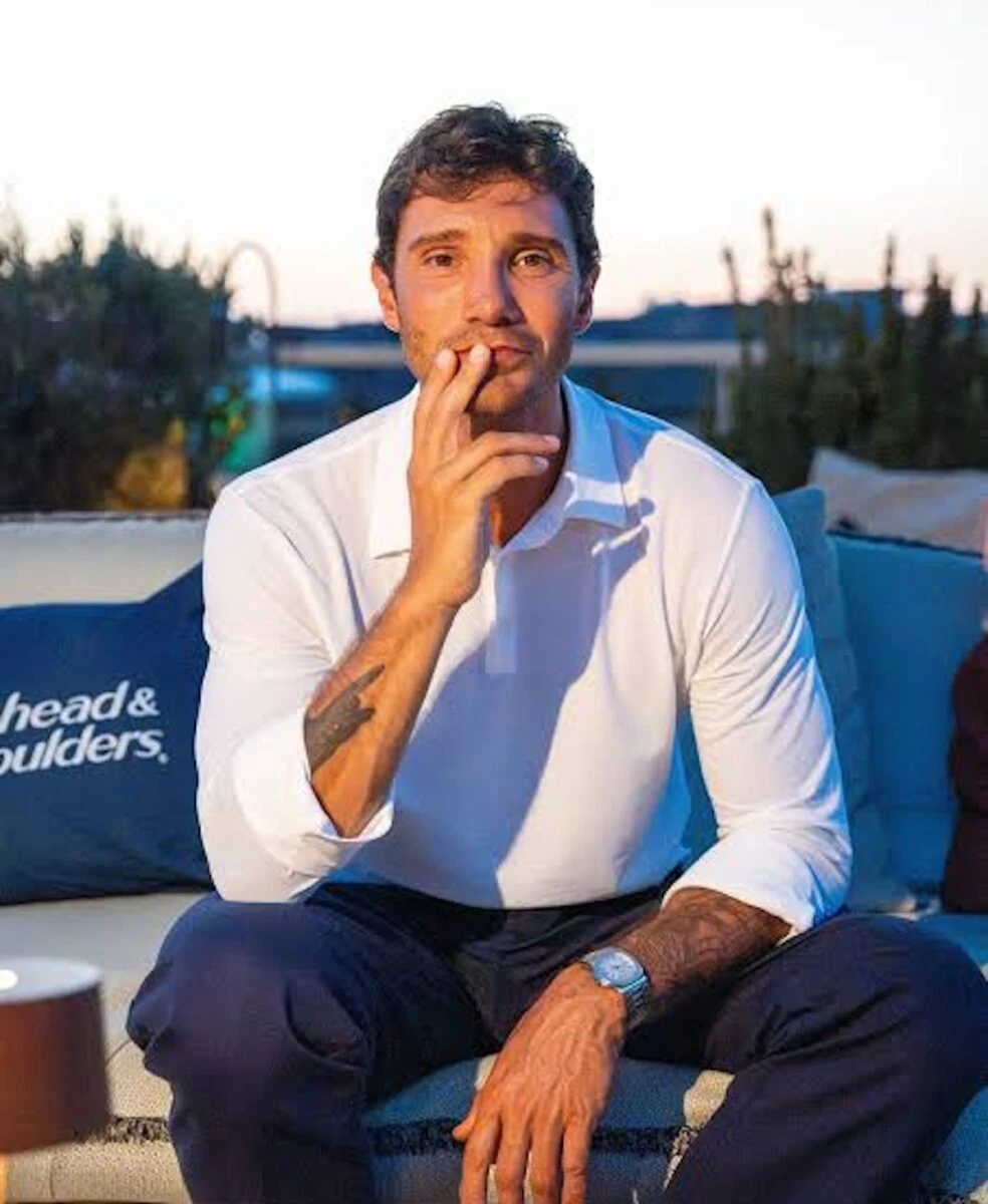Stefano De Martino in barca durante una giornata di relax