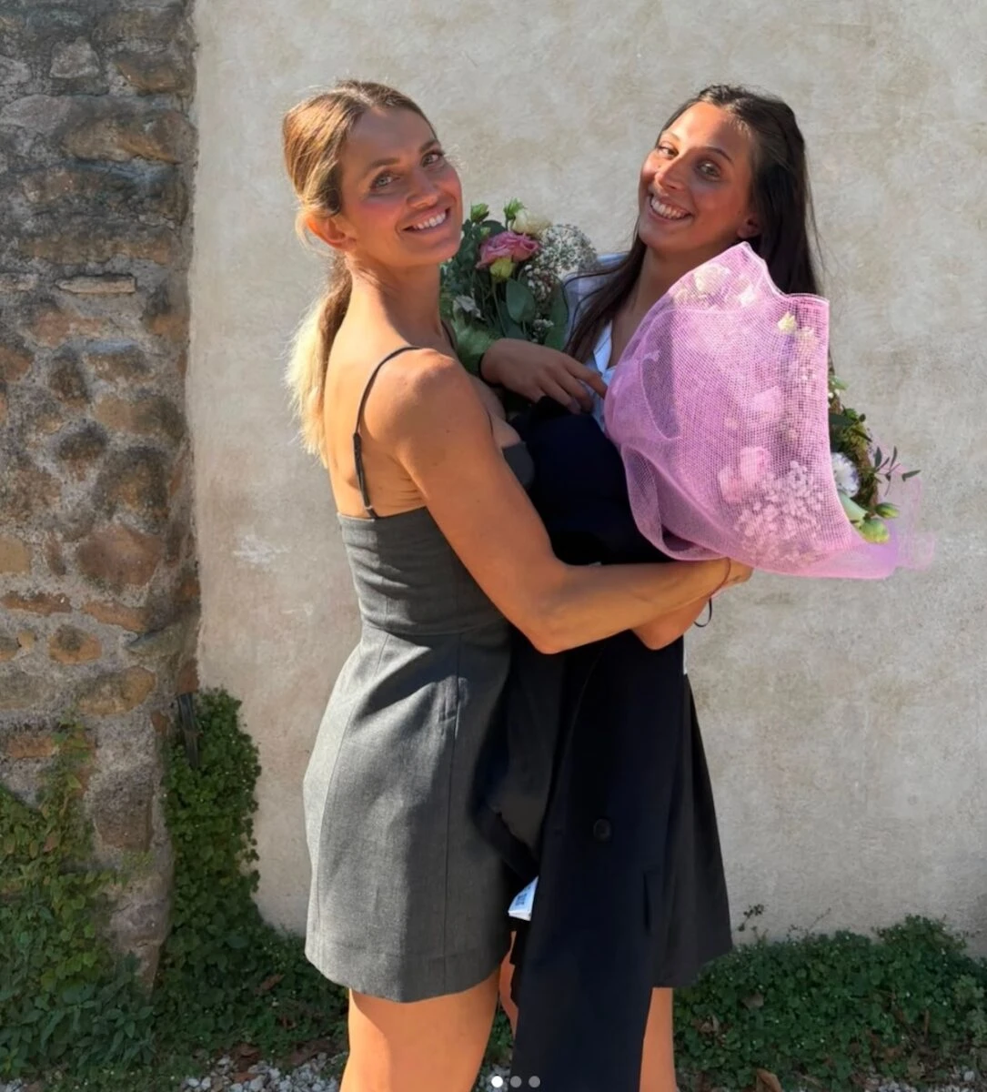 Katia Pedrotti con la figlia Matilda il giorno dell’esame di Maturità