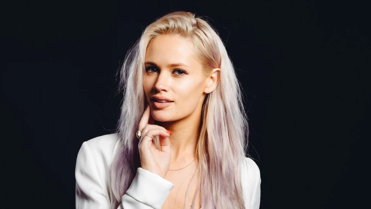 Lauren Bennett in posa in un’immagine promozionale