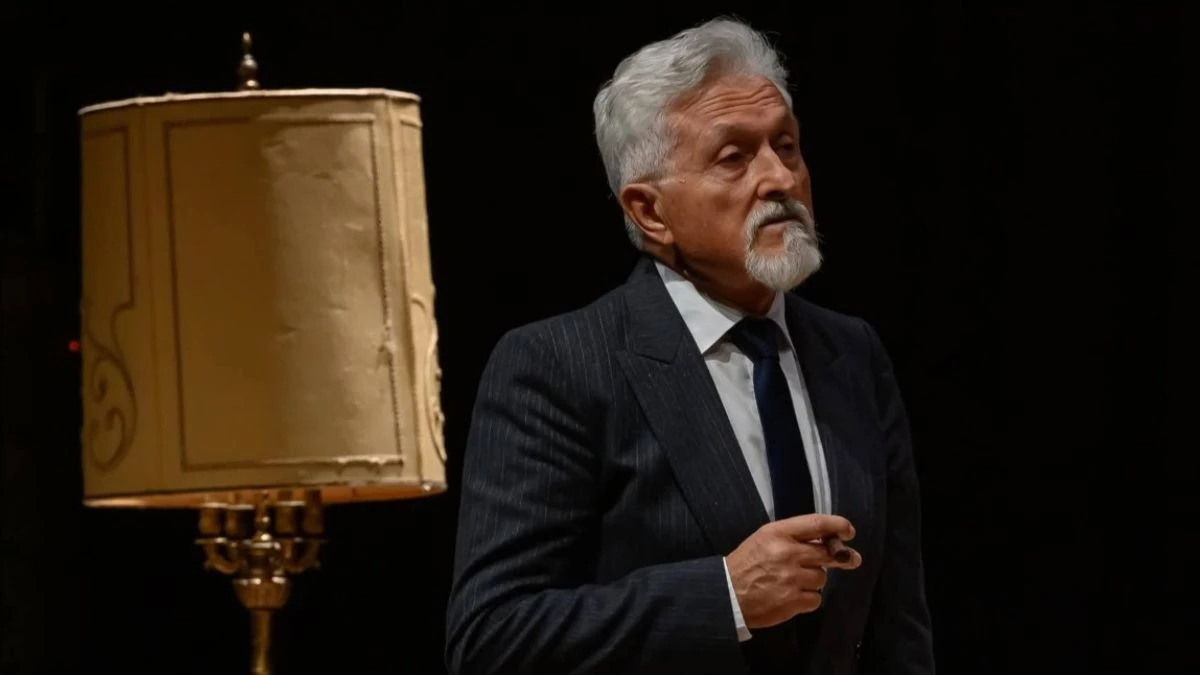 Un attore durante una rappresentazione teatrale