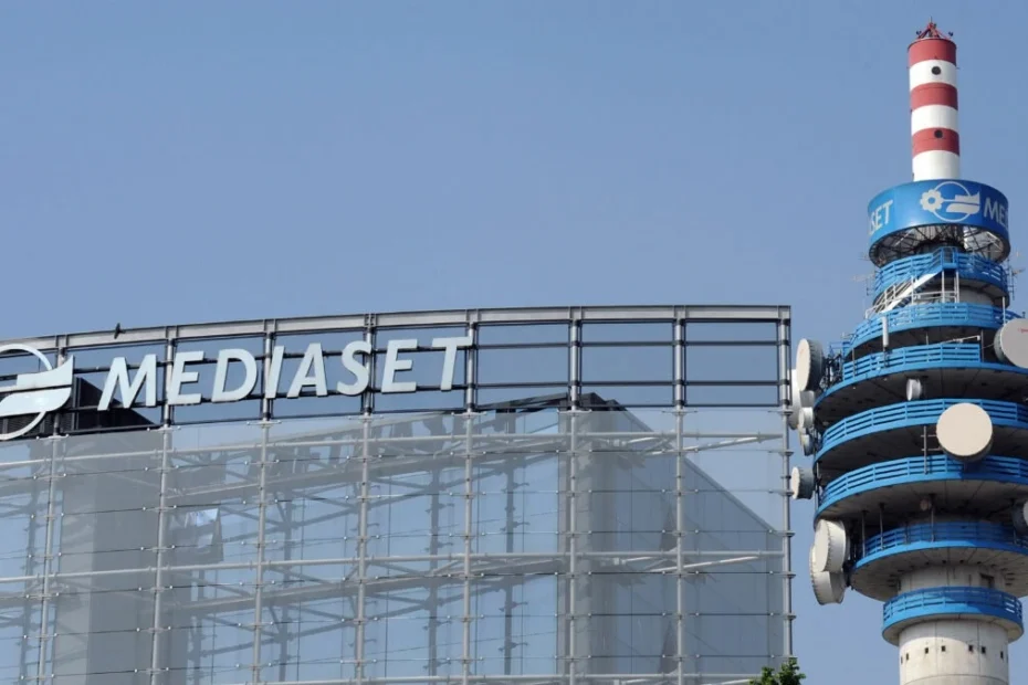 Logo Mediaset e immagine di repertorio legata ai palinsesti televisivi
