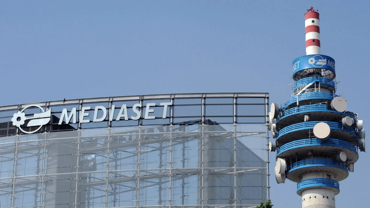 Logo Mediaset e immagine di repertorio legata ai palinsesti televisivi