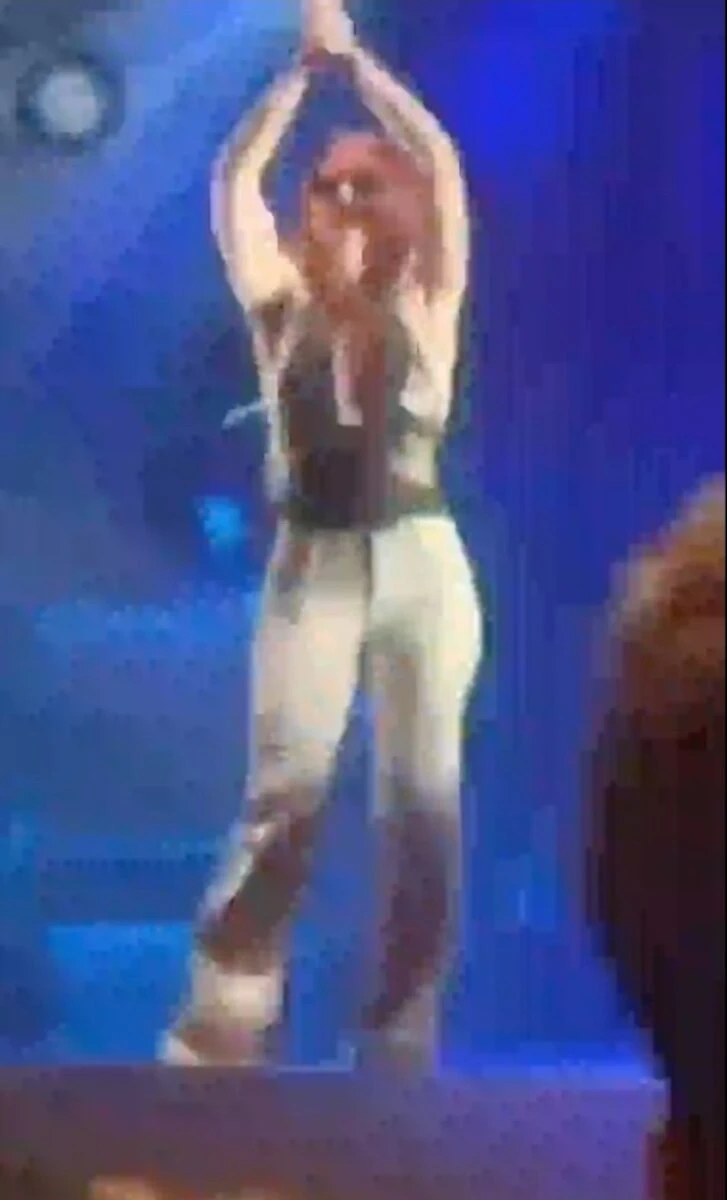 Noemi sul palco durante un'esibizione live