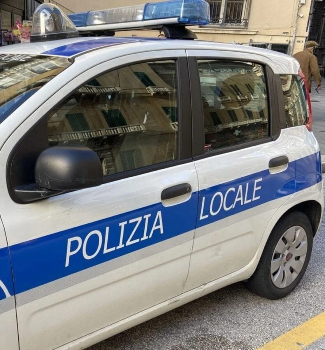 Intervento della polizia locale in un contesto urbano
