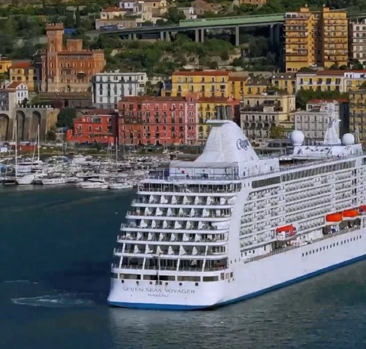 Porto di Salerno con nave da crociera attraccata