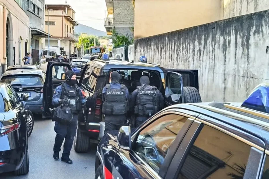 Intervento dei carabinieri dopo una rapina in banca
