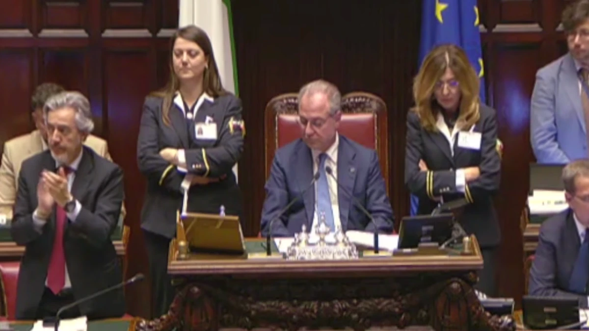 legge elettorale alla camera l8217applauso bipartisan spezza il caos tutti in piedi per lei da Tvzap.it legge elettorale alla camera l8217applauso bipartisan spezza il caos tutti in piedi per lei