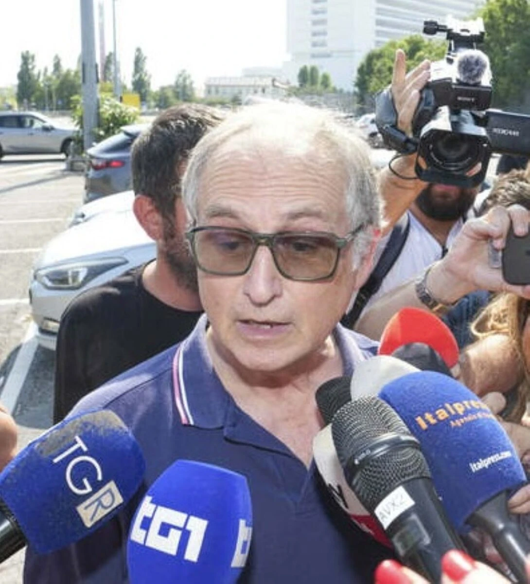 Mario Roggero durante le dichiarazioni ai cronisti