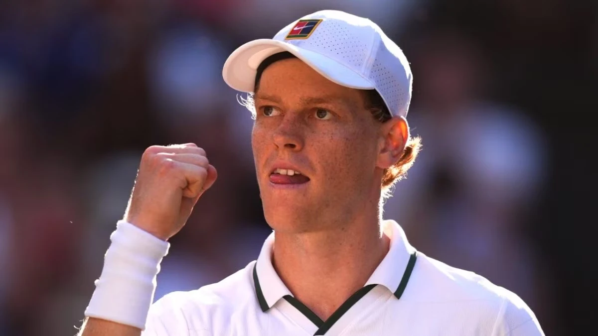 Jannik Sinner celebra la vittoria a Wimbledon 2026