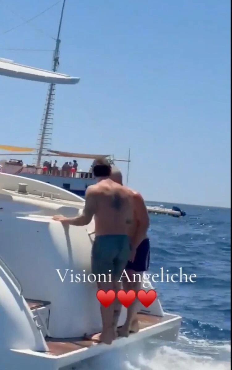 Stefano De Martino con Biagio Izzo a bordo dello yacht