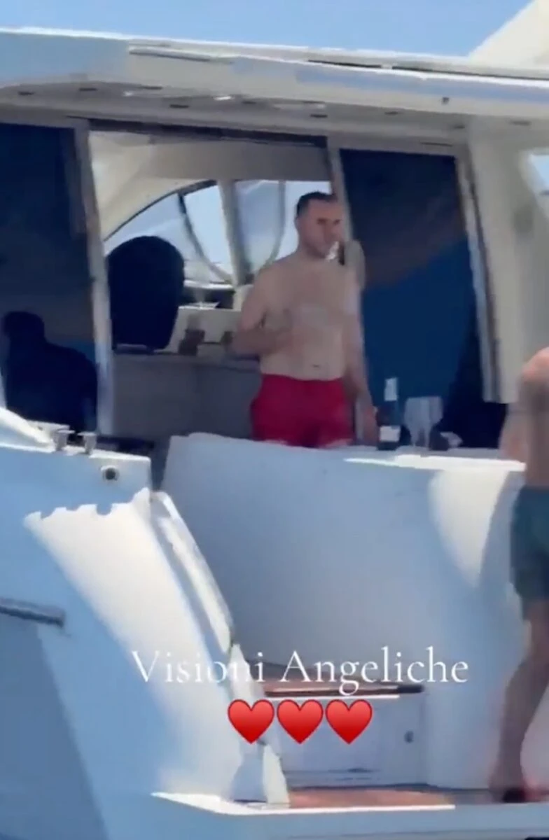 Stefano De Martino a Ischia durante la serata con gli amici