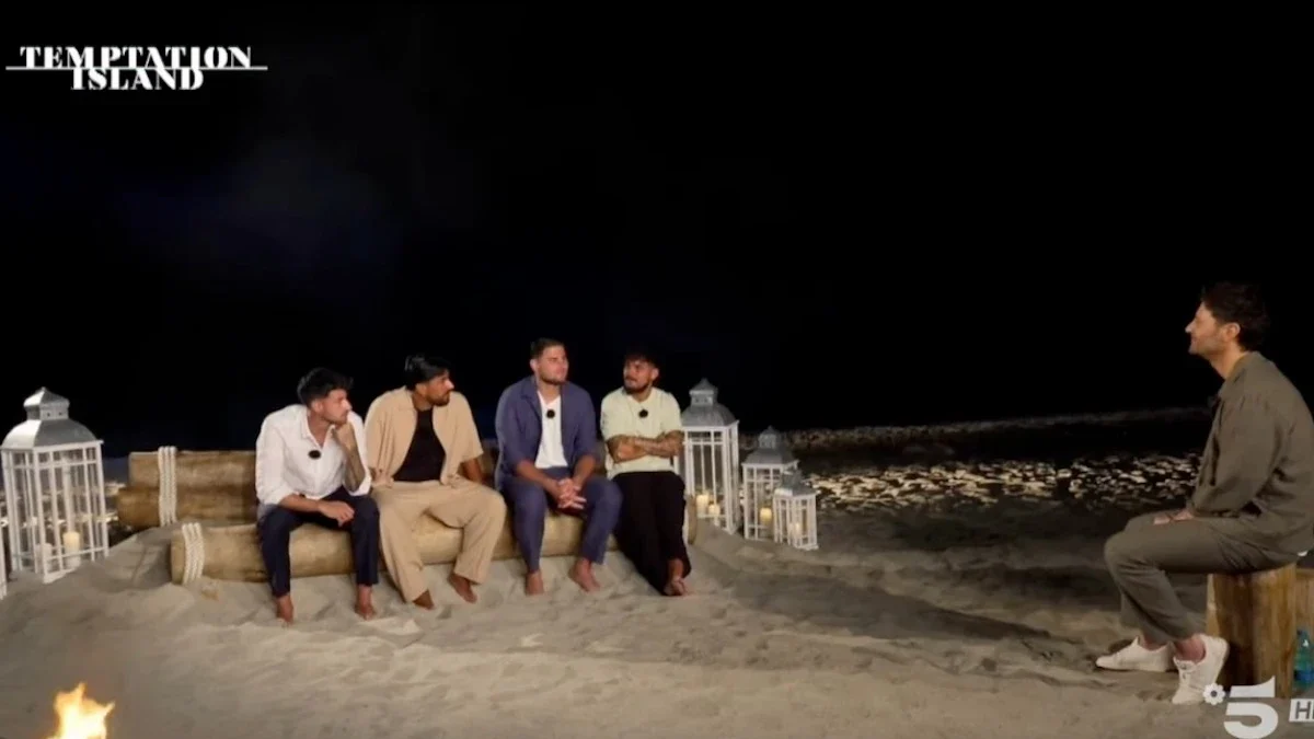 ascolta bene8230 filippo bisciglia si alza ed ecco cosa dice all8217orecchio al fidanzato colpo di scena a temptation island foto e video da Tvzap.it ascolta bene8230 filippo bisciglia si alza ed ecco cosa dice all8217orecchio al fidanzato colpo di scena a temptation island foto e video