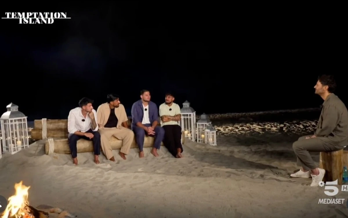 Diamante e Filippo Bisciglia durante il falò di Temptation Island