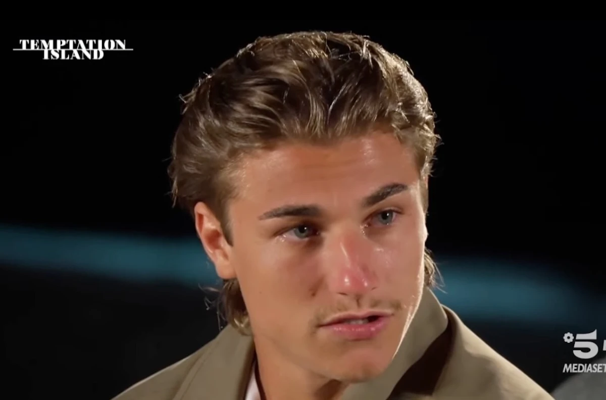 Gabriele Govoni e Sara Palumbieri nel villaggio di Temptation Island