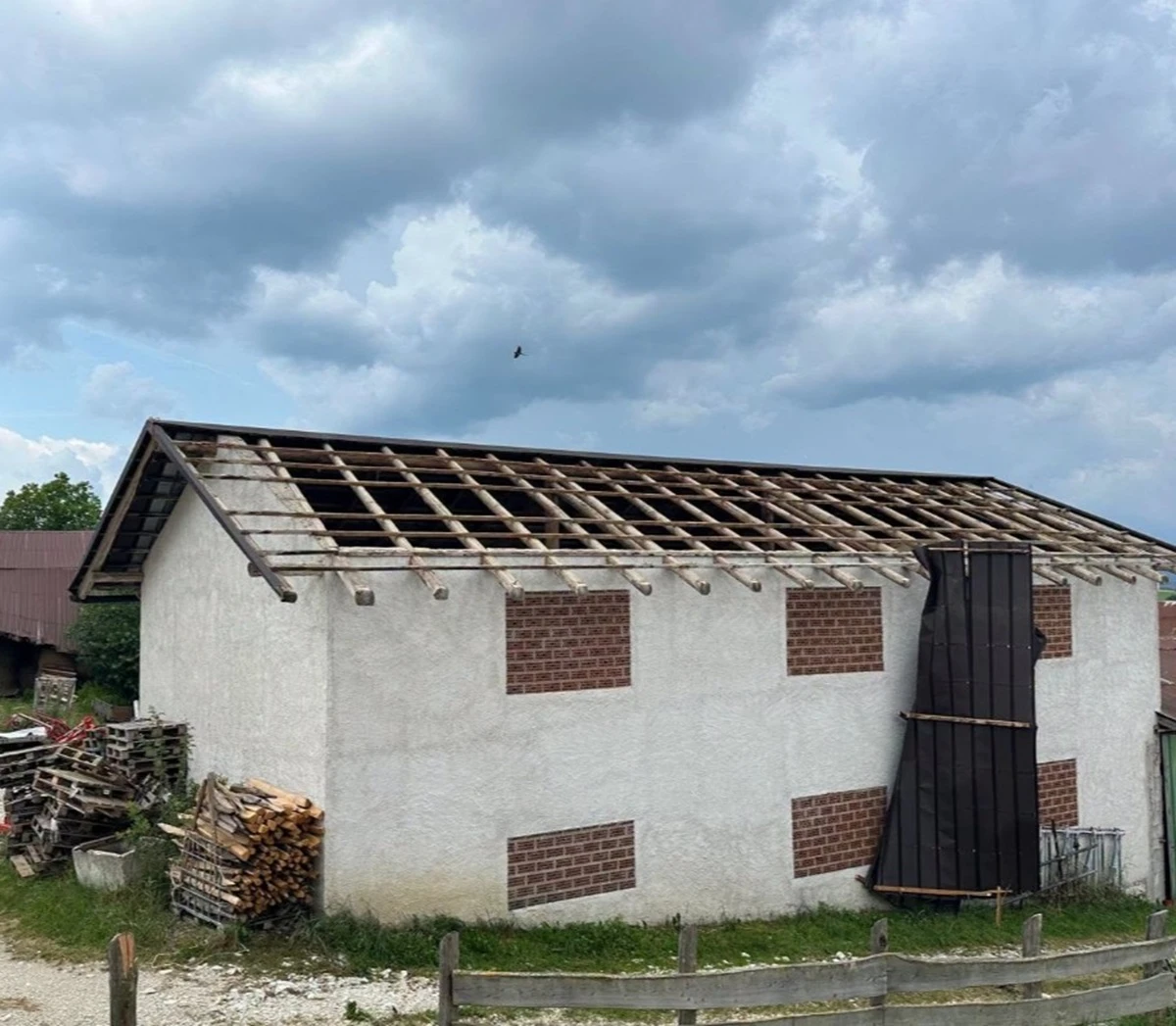 Intervento dei soccorsi e area interessata dai detriti trascinati dal vento