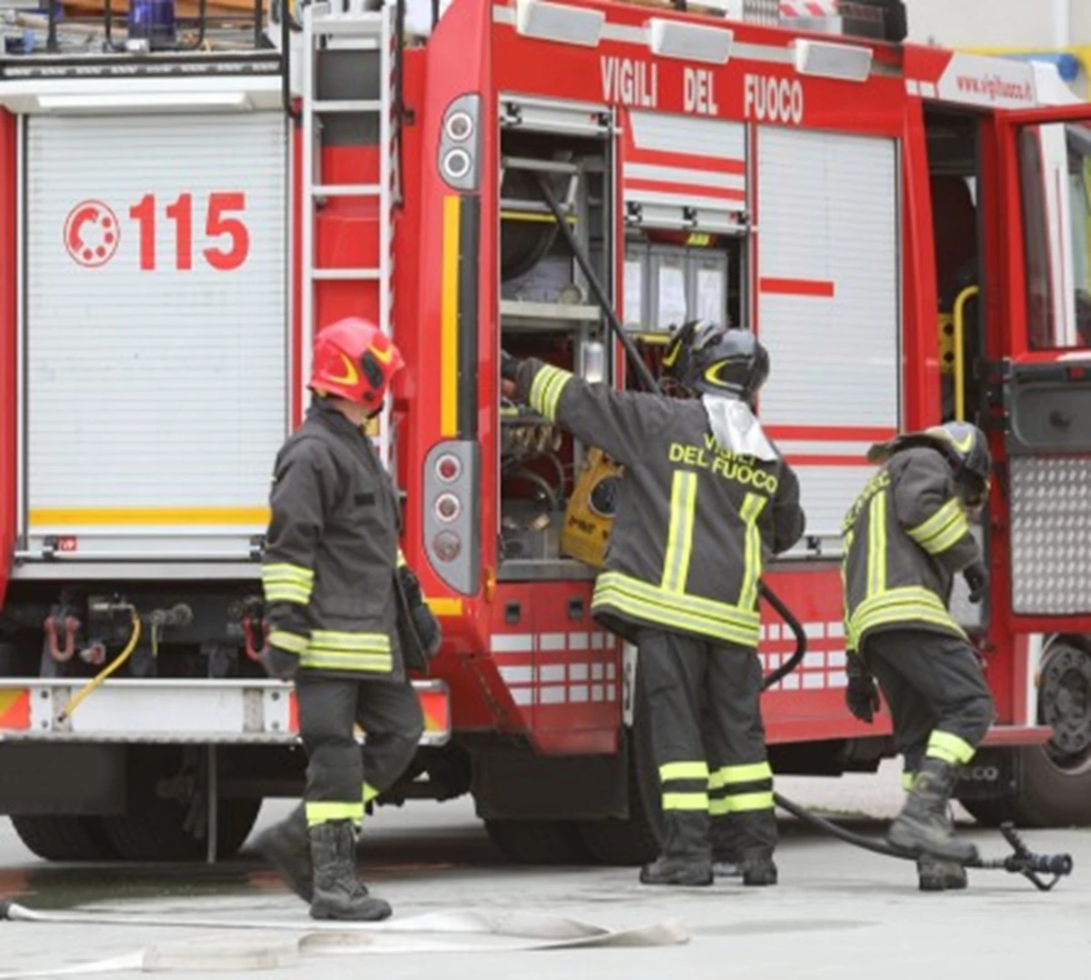 Vigili del fuoco impegnati in un intervento di soccorso