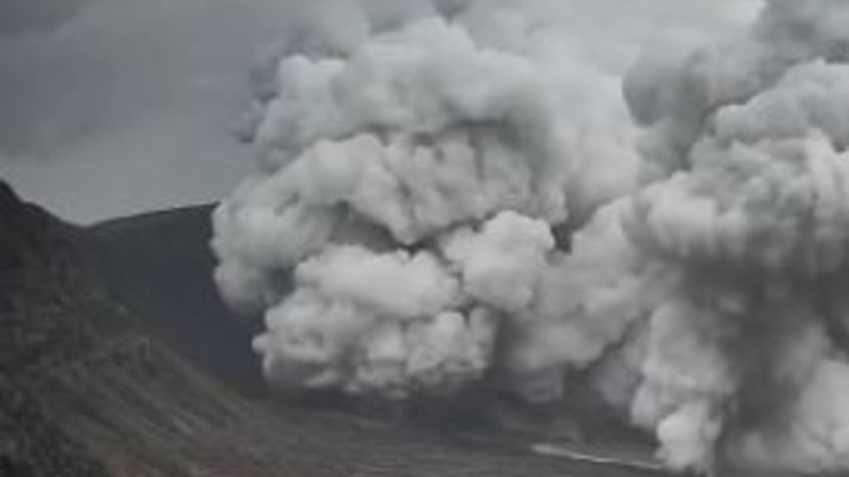 200 esploso il vulcano colonna di cenere di 1200 metri immagini impressionanti da Tvzap.it 200 esploso il vulcano colonna di cenere di 1200 metri immagini impressionanti