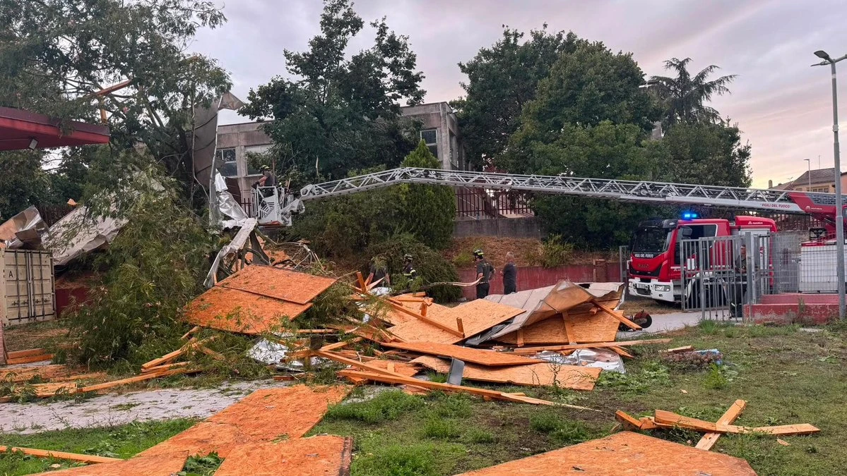 tromba d8217aria in pieno giorno devastata tutta la zona tetti volati via danni gravi da Tvzap.it tromba d8217aria in pieno giorno devastata tutta la zona tetti volati via danni gravi