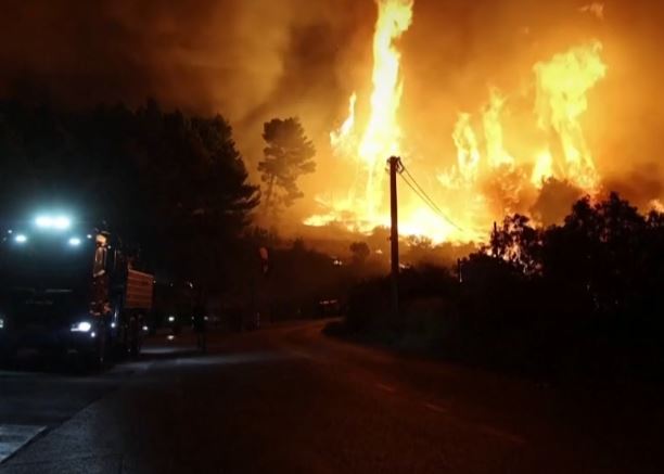 Terribile incendio, centinaia di evacuati e decine di feriti: la situazione